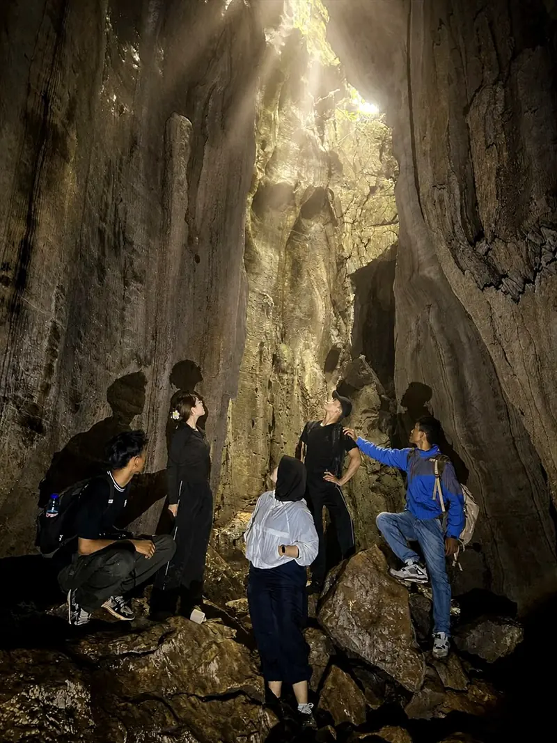 Peserta menjelajah Bat Cave